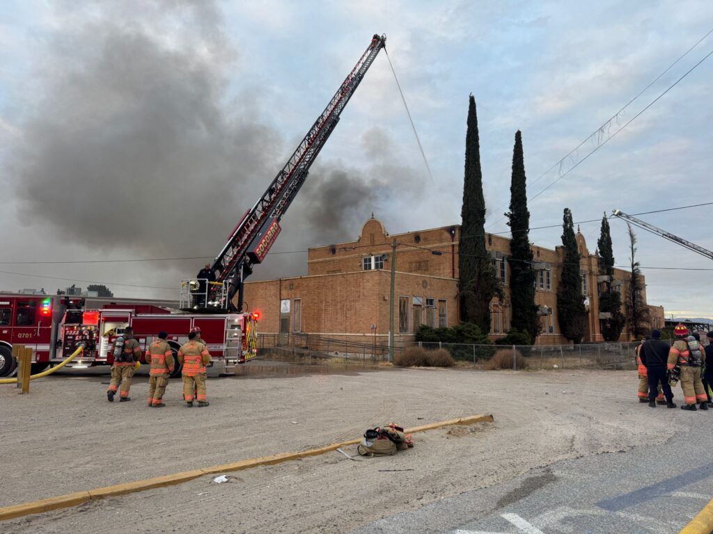El Distrito Escolar Independiente de Fabens (Fabens ISD) informó que los equipos de emergencia respondieron a un incendio en el edificio Annex el jueves y pidieron a los residentes evitar la zona.