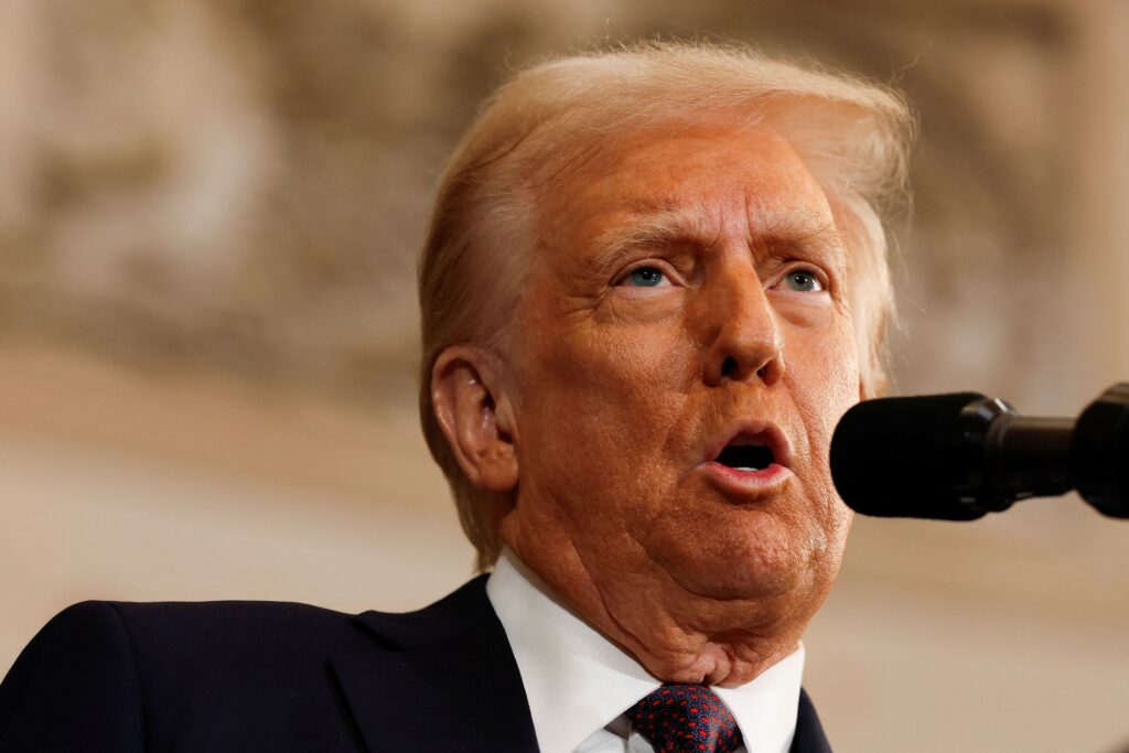 TRUMP HABLANDO EN MICROFONO CNN