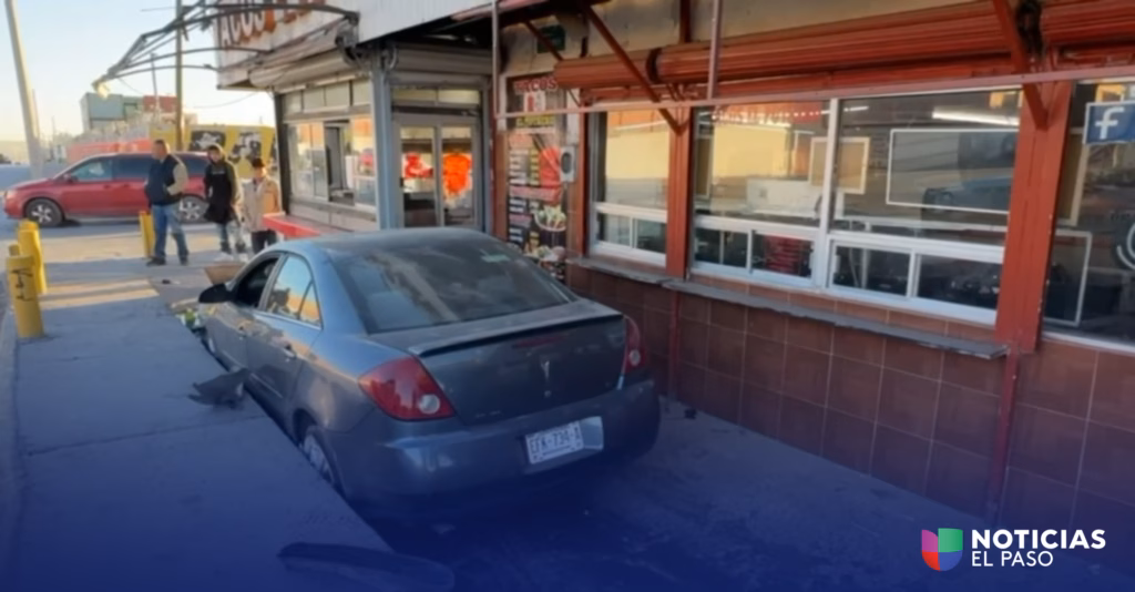 Un conductor chocó frente a un negocio de tacos en Ciudad Juárez.