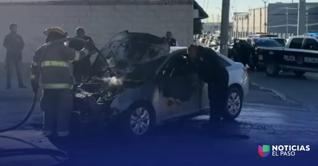 Falla mecánica desata incendio de auto en plena avenida de Ciudad Juárez