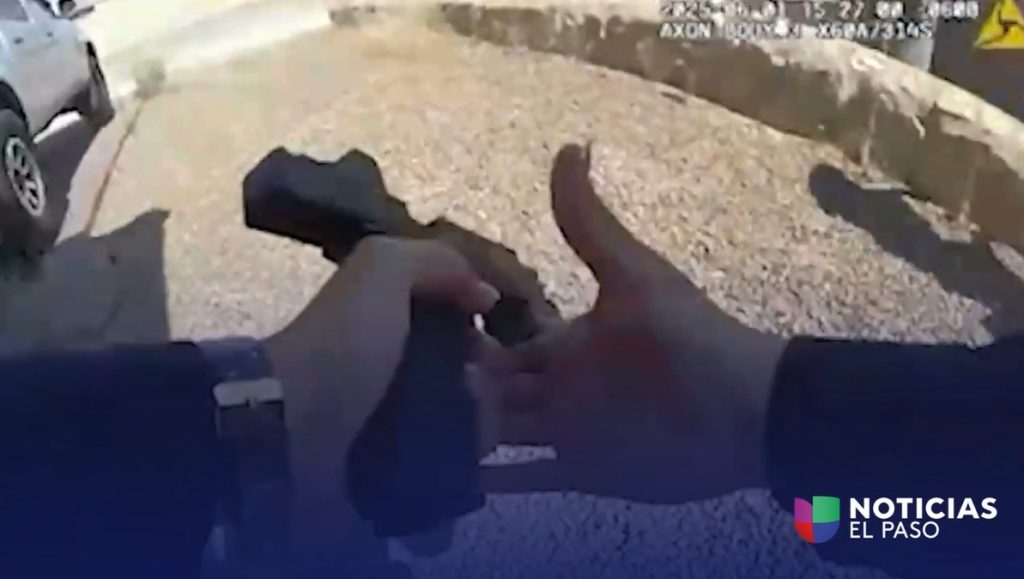 Departamento de Policía de El Paso difunde video sobre un tiroteo en el que participó un oficial.