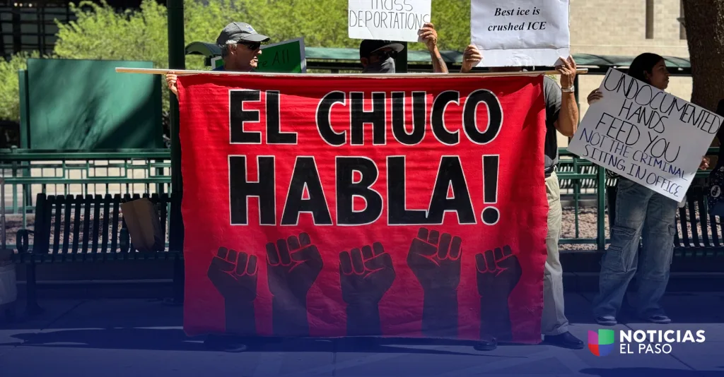 Protestan ante detenciones de migrantes enfrente de la corte federal en El Paso