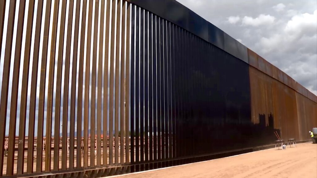 Exclusiva: Pintar el muro fronterizo podría costar casi $900 millones