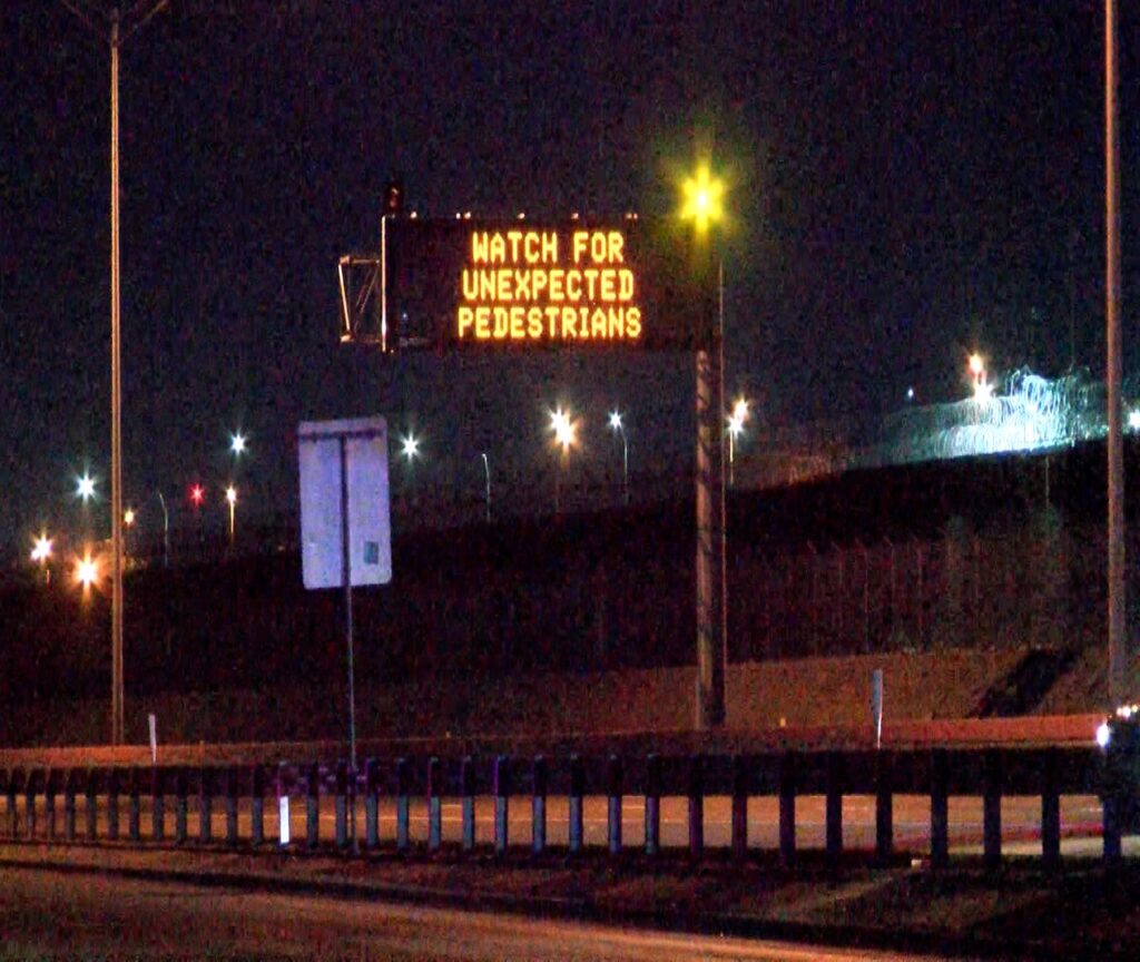 Mujer migrante ecuatoriana muere atropellada en el Loop 375; siguen buscando al responsable