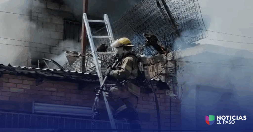Fuerte incendio arrasa con bodega en el centro de Ciudad Juárez