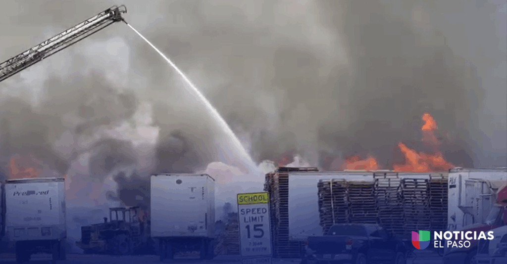 Bomberos luchan contra fuerte incendio cerca de una escuela primaria de Canutillo