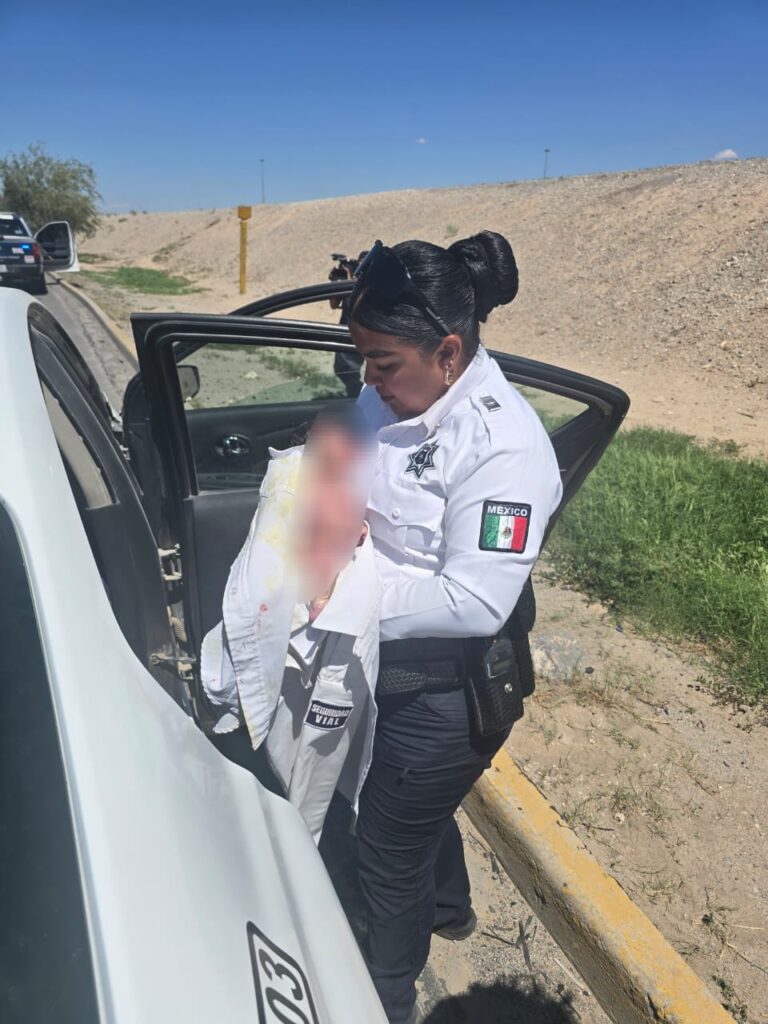 Agentes de Seguridad Vial apoyan a mujer en labor de parto en Vía Pública