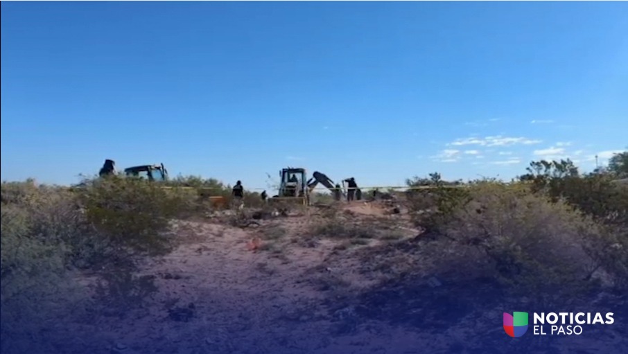 En Ciudad Juárez agentes de la fiscalía del estado de Chihuahua trabajan en lo que podría ser un cementerio clandestino.