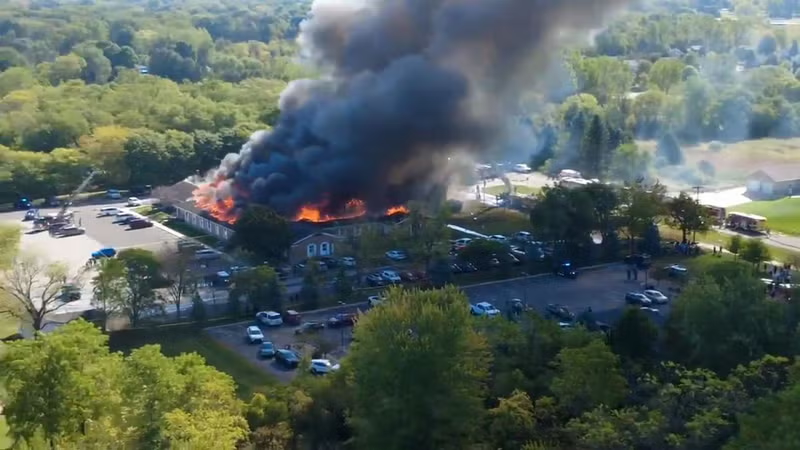 Iglesia incendiandose tras tiroteo en Michigan.