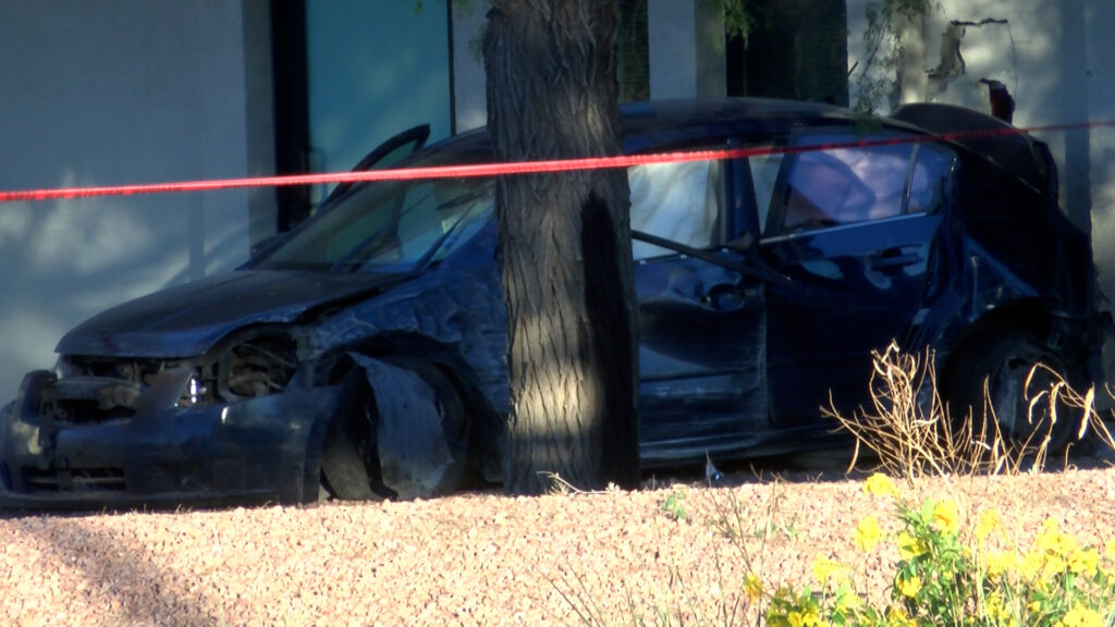 Aparatoso accidente en El Paso deja vehículo volcado y genera preocupación entre padres de familia