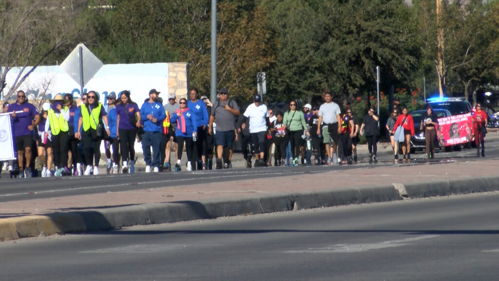 Familias en El Paso realizan caminata para honrar a víctimas y sobrevivientes de crímenes