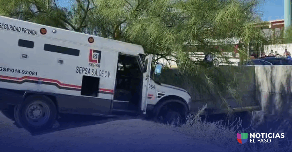 Camión pierde frenos y queda colgando sobre canal en boulevard Norzagaray
