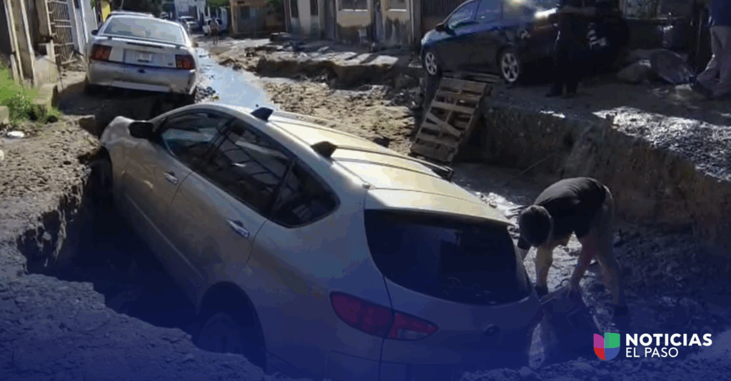 Fuerte deslave en Ciudad Juárez se traga dos vehículos; vecinos reportan estruendo durante la madrugada