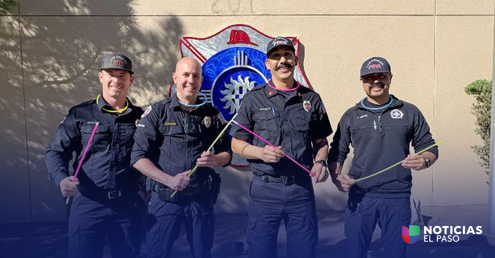 Halloween Las Cruces: Bomberos Regalan Collares Luminosos para Niños que Piden Dulces