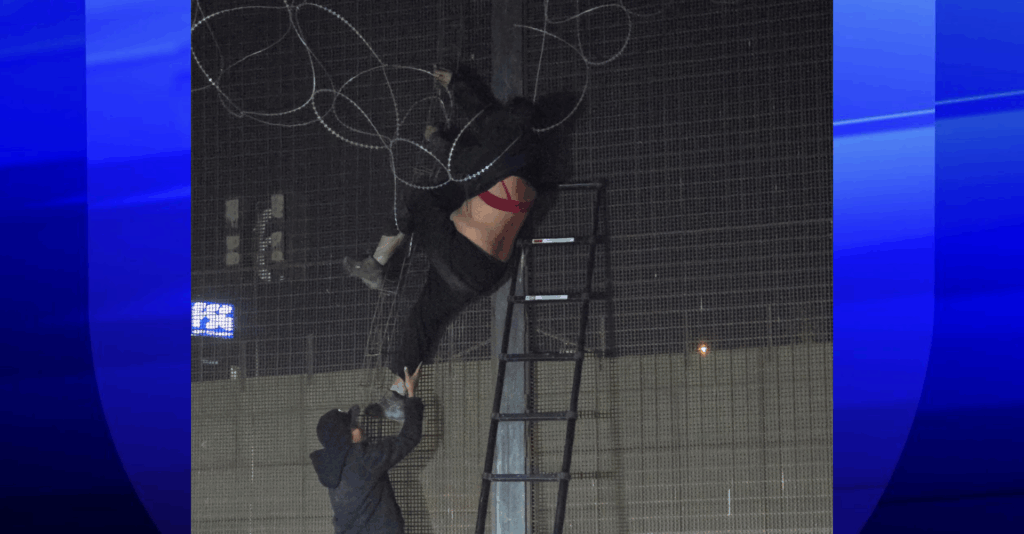 Agentes de CBP rescatan a una mujer que se quedó atorada en el alambre del muro fronterizo