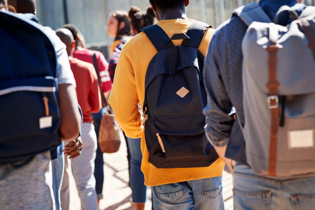 Estudiantes Sin Hogar en Nuevo México: Recibirán $500 Mensuales por Asistencia y Rendimiento Académico