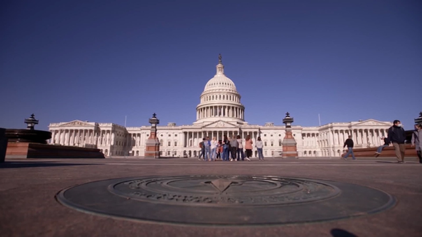 Cierre del Gobierno: Empleados Federales Luchan en la Quinta Semana Sin Salario