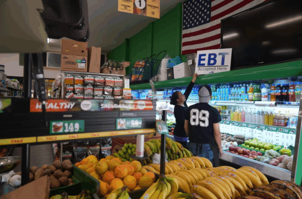 Juez Federal Ordena al Gobierno de Trump a Asegurar Beneficios Completos de SNAP para Noviembre