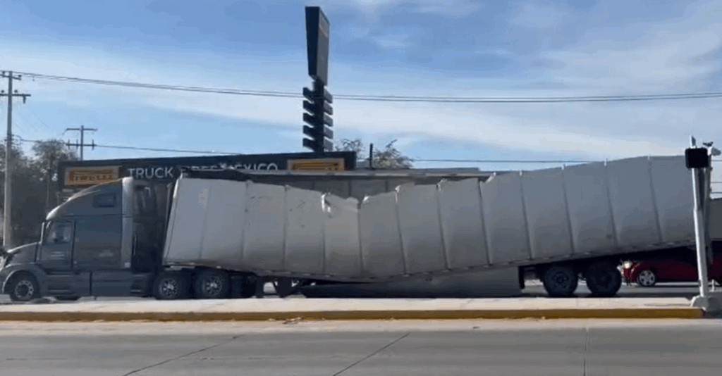 Camión de carga en Ciudad Juárez parte su caja a la mitad tras quedar atorado en una parada de autobús