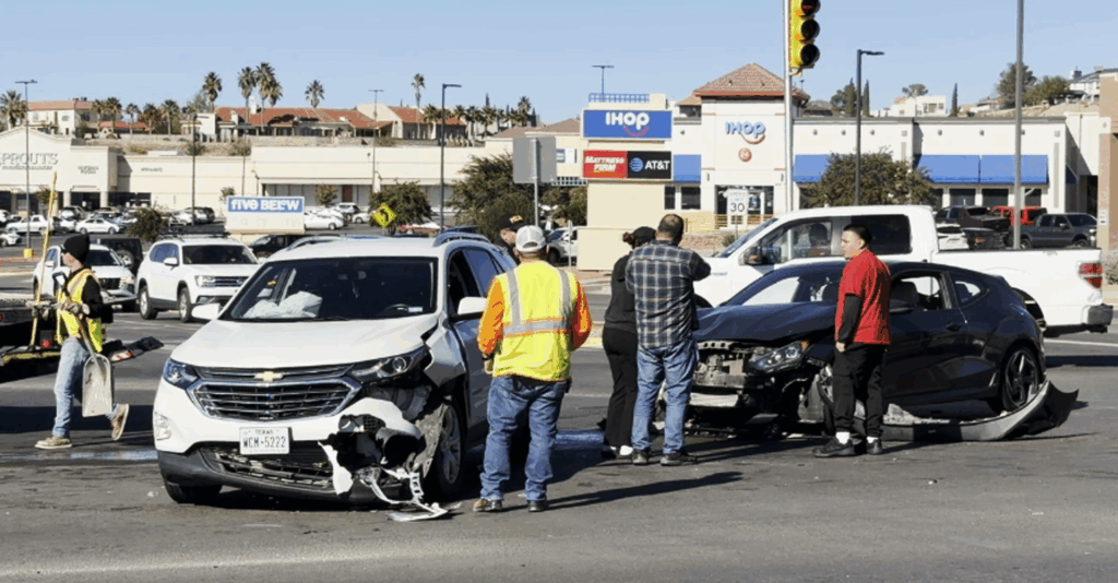 Fuerte accidente automovilístico en Mesa Hills y Sunland; autoridades trabajan en limpieza