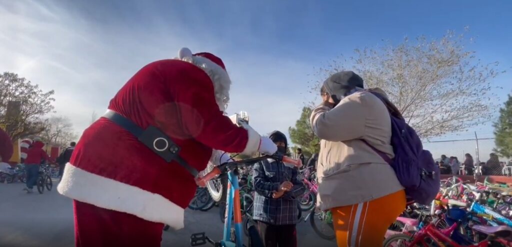 El Santa Bombero cumplió el deseo de miles de niños de Ciudad Juárez en esta Navidad