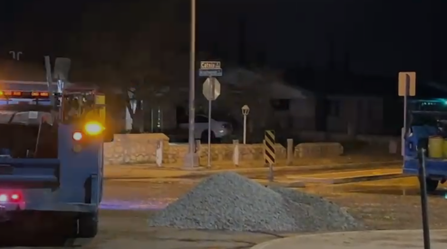 Cierre de vialidad en Montwood por socavón causado por ruptura de agua