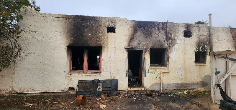Bomberos controlan incendio en casa abandonada en Las Cruces; no hay lesionados