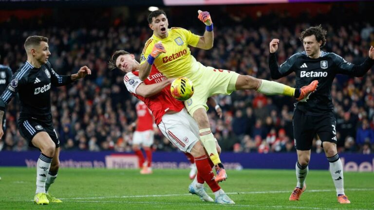 El Oso de Dibu Martínez con el Aston Villa en la Goleada del Arsenal | VIDEO
