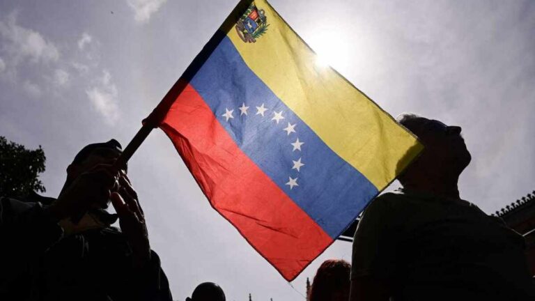 Comunidad venezolana en El Paso organiza centro de acopio para apoyar a las víctimas del desastre en Venezuela