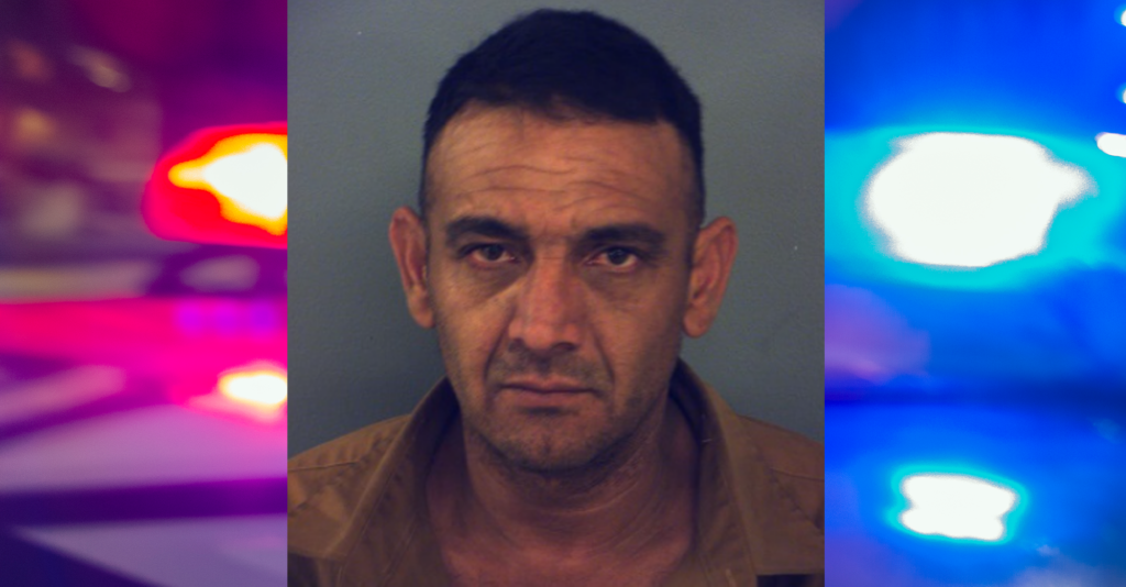 Hombre es arrestado tras entrar a casa, bañarse, ponerse la ropa de los dueños y dormir en el lugar