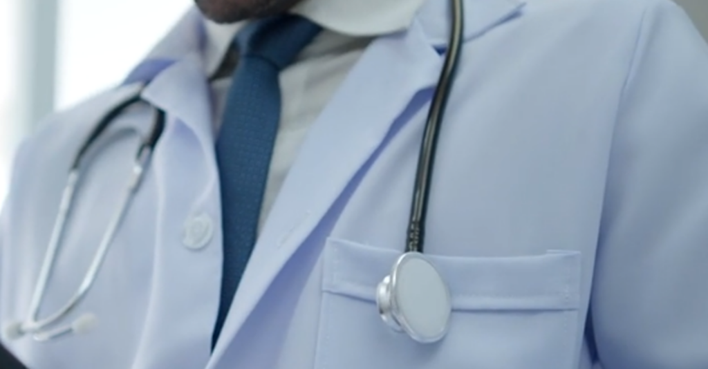Médico de El Paso pagará $200 mil por recetar ilegalmente opioides; renunció a su licencia