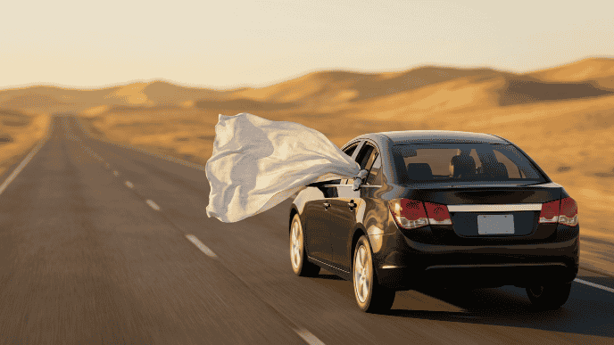 ¿Qué significa una tela blanca en tu auto durante una emergencia en carretera?