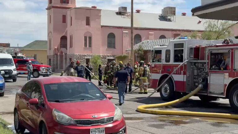 Bomberos controlan incendio en casa abandonada en el centro de El Paso