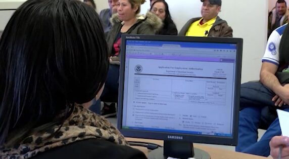 ¿Tiene una green card? Nuevo fallo de la Corte Suprema podría afectar su regreso a Estados Unidos