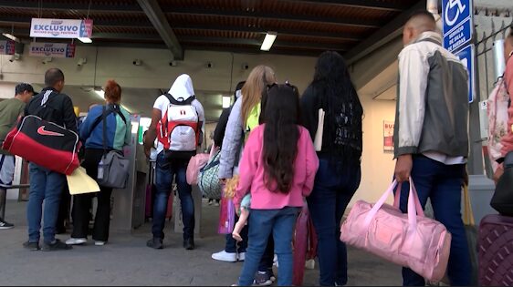 Migrantes ya no podrán solicitar asilo desde la frontera con México tras fallo de la Corte Suprema
