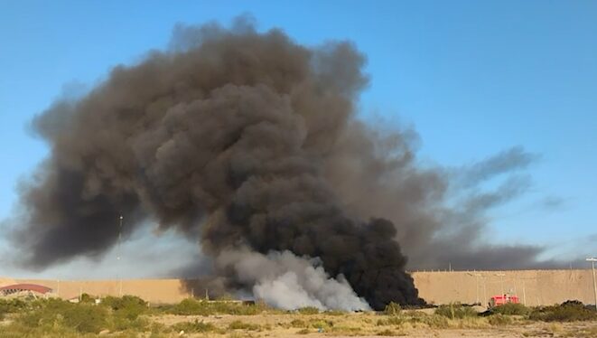 Incendio en centro de acopio de llantas moviliza a cuerpos de emergencia en Ciudad Juárez