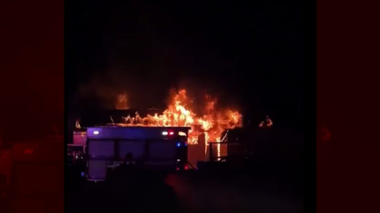 Muere mujer tras fuerte incendio residencial en el centro de El Paso; un vecino perdió su hogar