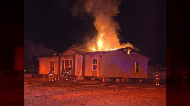 Bomberos controlan incendio en una vivienda deshabitada en Las Cruces