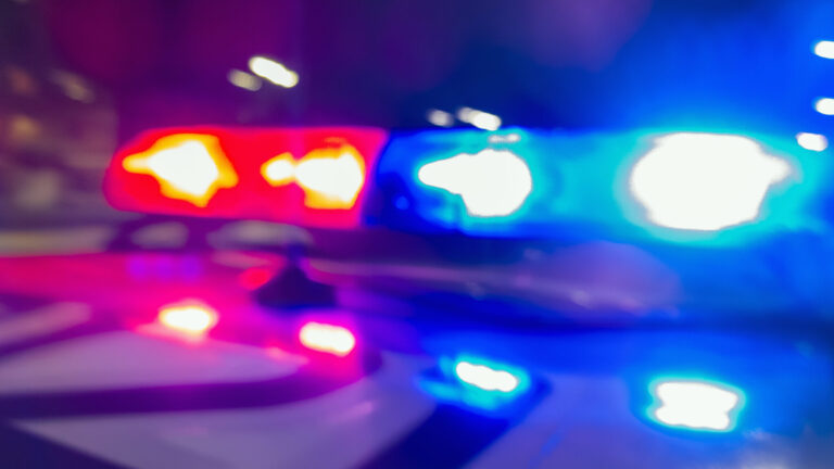 Accidente en Santa Fe Drive deja un motociclista muerto y causa cierres viales en Sheridan