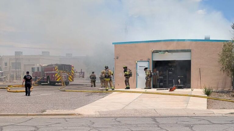 Bombero resulta herido tras incendio en un negocio en Las Cruces