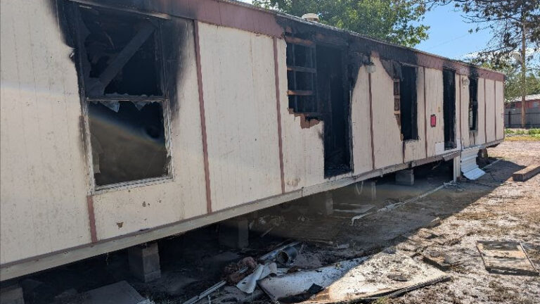 Bomberos controlan incendio en casa móvil de Las Cruces; no hubo heridos