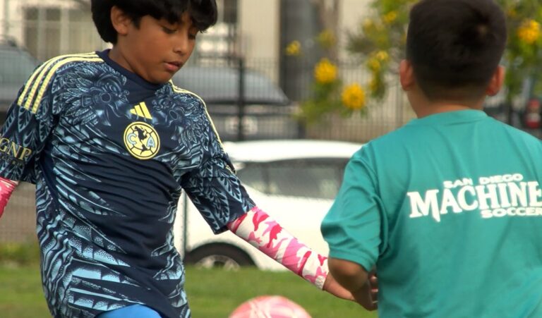 Liga de fútbol en Barrio Logan abre oportunidades para jóvenes de bajos recursos
