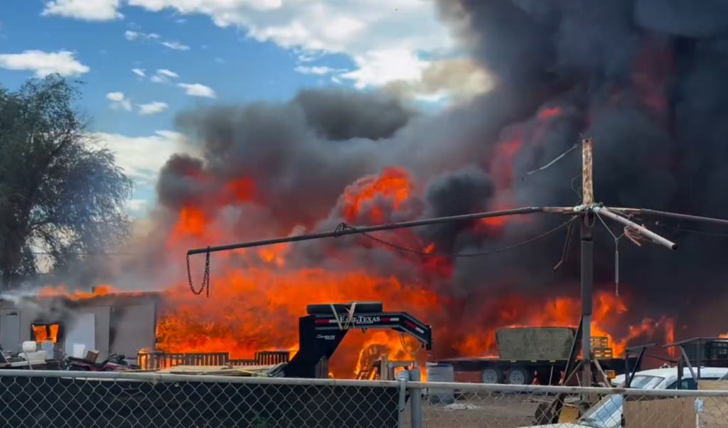 VIDEO: Una persona y varios animales mueren en incendio cerca de Mile High Flea Market