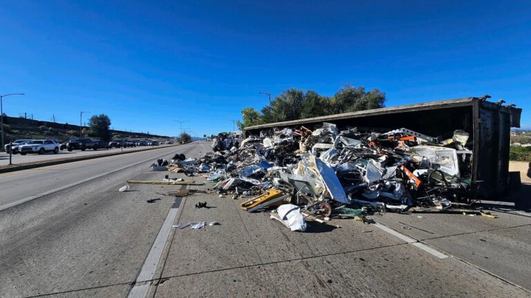 Camión de carga se vuelca en Englewood y provoca cierres en Santa Fe Drive