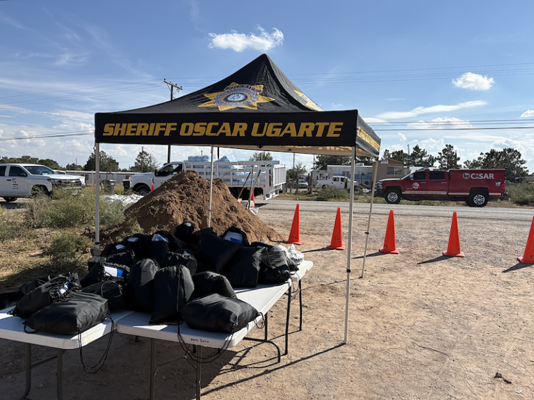 El Pasoans Fighting Hunger Entrega Suministros para Alivio de Inundaciones en Horizon City